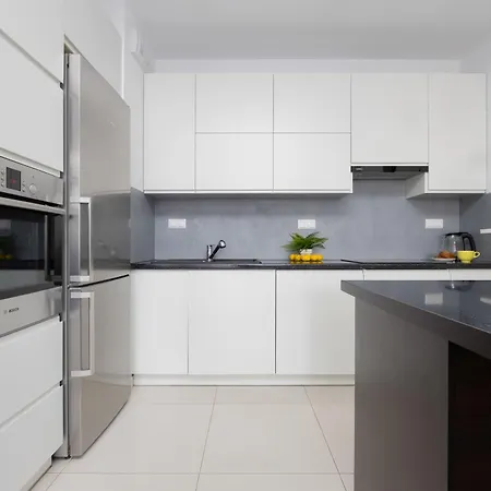 Spacious In With Balcony By Renters *